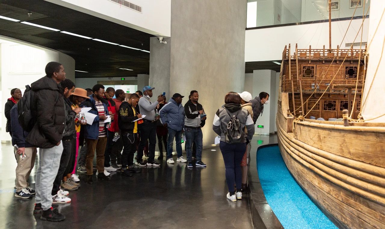 南审国际留学生感受瓷器魅力 高淳陶瓷助力中华文化传播